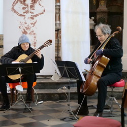 Gitarristin Martina Schäffer, Cellisten Nikolai New; St. Andrä Kirche: Kunst-Aschermittwoch, 17. Februar 2021, Foto: Nora Ruzsics
