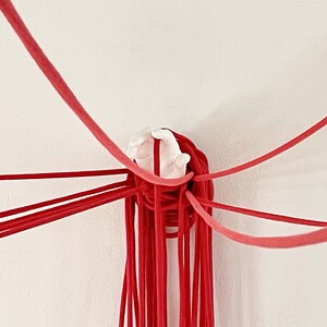 Zenita Komad,Friedensbüro und Friedenstisch, 2024, 20, Portraits, Seile, Gipsabdrücke, Bücher, Holz, Ausstellungsansicht: Zenita Komad: Nie wieder Krieg! KULTUMUSEUM Graz, 3.2.–26.5.2024, Kurator: Johannes Rauchenberger