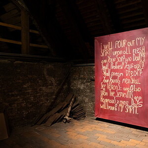 Hannes Priesch *1954 in Volkersdorf (AT), lebt in  Semriach (AT), JOEL, KAP. 3, 2006, Acryl auf Baumwollgewebe, 229 x 153 cm, KULTUMUSEUM Graz, aus: RELIQTE (2010) und IRREALIGIOUS! Parallelwelt Religion in der Kunst (2011/2012),   God‘s Statement