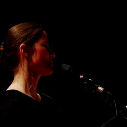 KLANG und KLAGE. Benefizkonzert f?r die UkraineInstitut f?r Slawistik in Kooperation mit KULTUMLAMENTATIONEN: Stimmperformancemit Hilde Kappes und Anna Petzer (Berlin)HERSTORY: Lesung mit Sofia Andruchowytsch (Kyjiw)ZHI ZHI NI NI: Audiovisuel