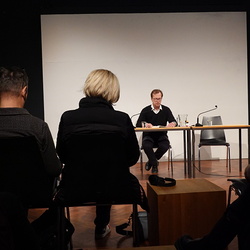                                 Mit einem Bein steht dieser Dichter in Argentinien, mit dem anderen erreicht er den Abend. Was Fedor Pellmann, der unter Supermarktjunkies, sp?ten Fischreihern und Ausfahrern in Buenos Aires abwartende Dichter aus M?nc