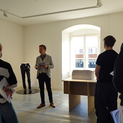 Ausstellungsführung Schulgruppe durch die Ausstellung 'Auslöschung' von Zlatko Kopljar durch Johannes Rauchenberger, Jänner 2025