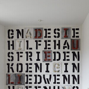 Michael Endlicher* 1961 in Wien (AT), lebt in Wien (AT)HERZMARY, 2024, Wandinstallation, Sprühlack, 12 Buchstabenbilder (Sprühlack, Acryl/Lwd.), ca 370 x 327 cm, KULTUMUSEUM Graz, aus: Michael Endlicher: ZEICHEN SPRACHE IRONIE (2024)