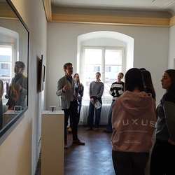 Ausstellungsführung Schulgruppe durch die Ausstellung 'Auslöschung' von Zlatko Kopljar durch Johannes Rauchenberger, Jänner 2025