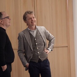                                 Kurator Johannes Rauchenberger mit Adrian Paci in der Ausstellung 'Gott hat kein Museum' am 19.3.2026