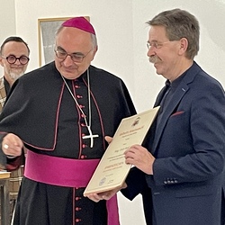 Eröffnung des Spiegelgitterhauses Gleisdorf (Sammlung Wolf) durch Bürgermeister Christoph Stark, Landeshauptmann Christopher Drexler und Diözesanbischof Wilhelm Krautwaschl.Laudatio: Walter Prügger,Einführung in die Ausstellung 'WENDEZEITEN/ZEITENW