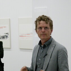 Gerhard Lojen (1935–2005) zum 20. Todestag: Eröffnung KULTUMUSEUM im Spiegelgitterhaus Gleisdorf, 17.10.2025. Kurator Johannes Rauchenberger führt in das Werk des Künstlers ein.