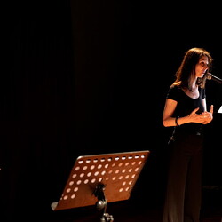 DIE H?HLENK?RPEREin poetisches Konzert mit Laure Gauthier (Text)& Olivier Mellano (Musik)Freitag, 28. April 2023, 19 UhrKULTUM [Im Cubus], Ein Abend in Kooperation mit der Kulturvermittlung Steiermark und der Literaturzeitschriftmanuskripte.Fo