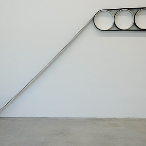  Michael Kienzer: „Formfolge Vol.1“ 2012, Gummi, Aluminium KULTUMUSEUM Graz, Sammlung Wolf  aus: Michael Kienzer & Anneliese Schrenk: 'Was tun Skulpturen ohne Aufsicht?', KULTUMUSEUM im Spiegelgitterhaus Gleisdorf, 22. Mai bis 31. August 2026 Kurator