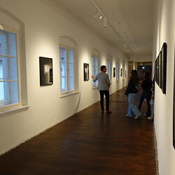 Ausstellungsführung Schulgruppe durch die Ausstellung 'Auslöschung' von Zlatko Kopljar durch Johannes Rauchenberger, Jänner 2025