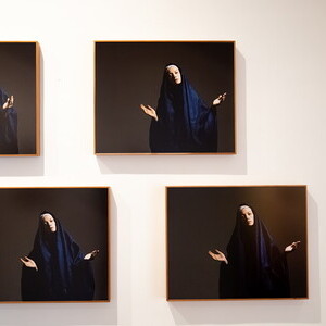 Julia Krahn, * 1978 in Aachen (DE), lebt in Mailand und Sorrento (IT), Applaus / Mater Dolorosa, 2012, Analoge Fotografie, 10 tlg. Edition: 3+ AP, 41 x 51 cm, KULTUMUSEUM Graz, aus: reliqte, reloaded: Zum Erbe christlicher Bildwelten heute (201
