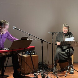 BREAK EDEN. Ges?nge von Sirenen. H?RSPIEL, KULTUM, 1. Dezember 2023  Text, Lesung: Lisa Spalt Komposition: Clemens Gadenst?tter  Interpret*innen: Anna Claire Hauf | Stimme Ernst Surberg |  Keyboards  Foto: KULTUM/J. Rauchenberger