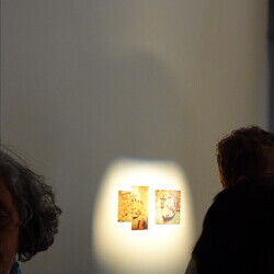 Lange Nacht der Kirchen, 23. Mai 2025: Kurator Johannes Rauchenberger führt durch die Ausstellung 'NUN MEHR – MEAN TIME' von Maaria Wirkkala