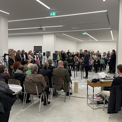 Eröffnung des Spiegelgitterhauses Gleisdorf (Sammlung Wolf) durch Bürgermeister Christoph Stark, Landeshauptmann Christopher Drexler und Diözesanbischof Wilhelm Krautwaschl.Laudatio: Walter Prügger,Einführung in die Ausstellung 'WENDEZEITEN/ZEITENW