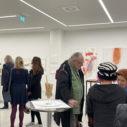 Gerhard Lojen (1935?2005) zum 20. Todestag: Er?ffnung KULTUMUSEUM im Spiegelgitterhaus Gleisdorf, 17.10.2025. Kurator Johannes Rauchenberger f?hrt in das Werk des K?nstlers ein.