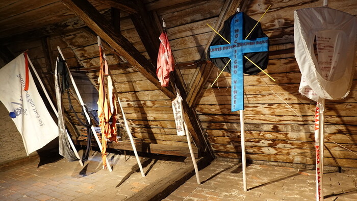 Hannes Priesch*1954 in Eggersdorf (AT), lebt in Semriach (AT)Fahnen, 2015? Rot-Wei?-Rot,? Fahnenspruch,? Opferseelen,? In diesem Zeichen siege!,? For God and Country / F?r Gott und VaterlandHolz, Draht, Stoff