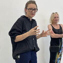 Künstler*innengespräch: Anneliese Schrenk und Michael Kienzer im Gespräch mit Kurator Johannes Rauchenberger in der Ausstellung: 'Was tun Skulpturen ohne Aufsicht?', 8.8.2026, Spiegelgitterhaus Gleisdorf, Hochsommer.art