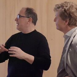                                 Kurator Johannes Rauchenberger mit Adrian Paci in der Ausstellung 'Gott hat kein Museum' am 19.3.2026