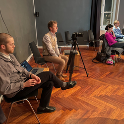 DER DOPPELTE GAST_HIER SIND WIR WIR_Àxel Sanjosé und Tristan Marquardt