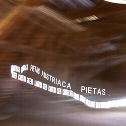 Ruth Schnell, CUIUS REGIO – WES DAS LAND  (WHOSE REALM), 2018/2022,  Kunststoff und Leuchtdioden, KULTUMUSEUM Graz, aus: Last&Inspiration. 800 Jahre Diözese Graz-Seckau (2018), adaptiert für KULTUMUSEUM Graz, 2022