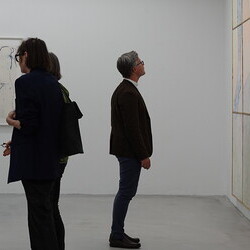 'Was tun Skulpturen ohne Aufsicht?' - Michael Kienzer und Anneliese Schrenk,KULTUMUSEUM im Spiegelgitterhaus Gleisdorf, 22. Mai 2026, Eröffnung: Kurator Johannes Rauchenberger