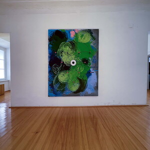 Zenita Komad, Always remember that the Future comes on day at a time, 2023, 200 x 150 x 60 cm, Ausstellungsansicht: Zenita Komad: Nie wieder Krieg! KULTUMUSEUM Graz, 3.2.–26.5.2024Kurator Johannes Rauchenberger