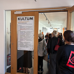 Auftakt des steirischen herbst Rundgangs im KULTUM, mit dabei die Künstler*innen Elisabeth Gschiel und Wilfried Gerstel
