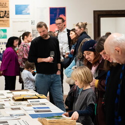 Im Bann (s)einer großen Erzählung: Josef Fink (1941–1999)Eröffnung im Minoritensaal, 28. Februar 2025Mit Johannes Rauchenberger, Elisabeth Koller (Kuratoren)Generalvika Erich Linhardt, Walter Prügger, Leiter des Ressorts 'Bildung, Kunst und Kultu