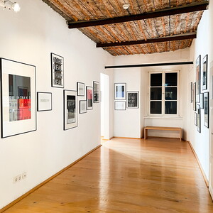 Peter Angerer: „Die Erfindung der Realität“,ab 2017, 19 Unikatgrafiken, Monotypie,Elementendruck, Text, 14 Arbeiten „Die Erfindungder Realität“ 2017 je 59,4cm x 42cm,1 Arbeit „Read/Real“ 2019, 70cm x 50cm, 2Arbeiten „Visible“ 2019, „Real/Unreal“