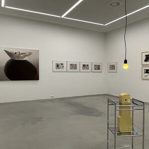 Alfredo BARSUGLIA (*1985)Die goldene Grenze, 201830x45x90 cmGrenzstein, Blattgold, Metallregal, Gl?hbirne, VerkabelungGrenzstein AB/I 6KULTUMUSEUM Graz, Sammlung Wolf WN: 05002