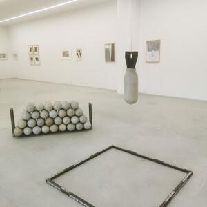 Wolfgang BECKSTEINER Während eine Bombe für unermesslichen Lärm sorgt, schaffen 30 weitere große Stille, 2014 1 Bombe ca 56 cm/ca 25 kg, Gestell: l 145 cm, h 65 cm Beton, Metall  Foto: Wolf