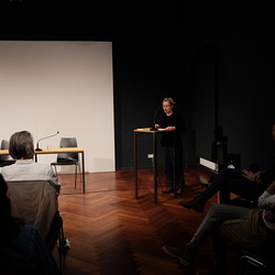Mit einem Bein steht dieser Dichter in Argentinien, mit dem anderen erreicht er den Abend. Was Fedor Pellmann, der unter Supermarktjunkies, sp?ten Fischreihern und Ausfahrern in Buenos Aires abwartende Dichter aus M?nchen, in seinem Gedichtband ?Nur 
