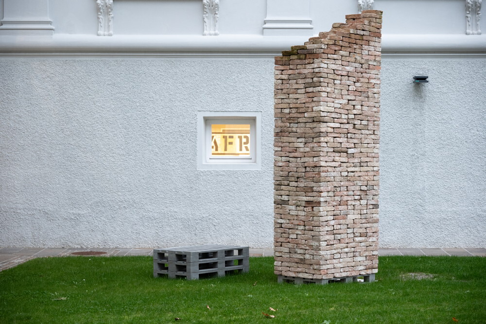 Foto: KULTUM/Adnan Babahmetovic Zlatko Kopljar; K19, 2014, Ziegelsteine, 4 Europaletten aus Aluminiumguss, variable Abmessungen, Mit finanzieller Unterstützung des serbischen Nationalkonsulats, Kroatien, Installation im Minoritenzentrum Graz/KULTUMUSEUM Graz, Ausstellungsansicht: