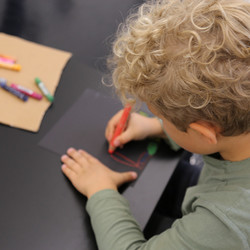 Paradieswerkstatt Malworkshop in der Ausstellung 'Innergärten und Trotzdemblüten' von Alois Neuhold Foto: KULTUM/Andrea Hopper