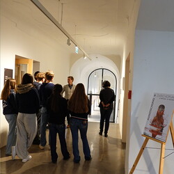 Ausstellungsführung Schulgruppe durch die Ausstellung 'Auslöschung' von Zlatko Kopljar durch Johannes Rauchenberger, Jänner 2025
