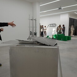 'Was tun Skulpturen ohne Aufsicht?' - Michael Kienzer und Anneliese Schrenk,KULTUMUSEUM im Spiegelgitterhaus Gleisdorf, 22. Mai 2026, Eröffnung: Kurator Johannes Rauchenberger