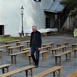 Organisator Mag. Franz Karner und die noch leeren Bänke