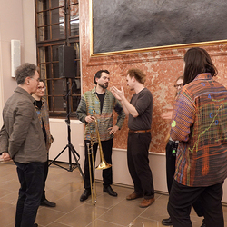 Abschluss der 4. Blumenbergtage am 14.3.26 im Minoritensaal mit einem Live-Hörspiel inszeniert von büro lunaire, nach einem Text von Stefan Schmitzer, mit Kompositionen von A. Bauer, T. Urban, F. Kindlinger, G. T. Pérez, R. Schinwald. Tontechnik B. A