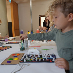 Paradieswerkstatt Malworkshop in der Ausstellung 'Innergärten und Trotzdemblüten' von Alois Neuhold Foto: KULTUM/Andrea Hopper