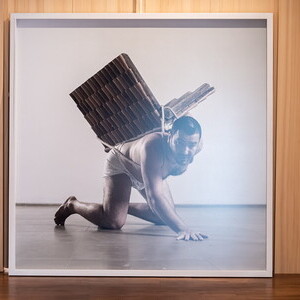 Adrian Paci, * 1969 in Shkoder (AL), lebt in Mailand (IT), Home to Go, 2001, Farbfotographie Ed. 3/5 (+ 2 AP), 155 x 155 cm, gerahmt, KULTUMUSEUM Graz, aus: MITLEID | compassion (2012) 