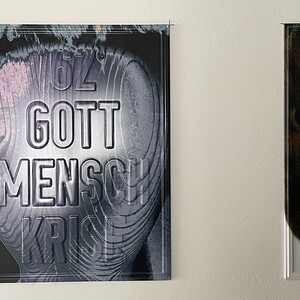 Michael Endlicher, 62er Kopfbleche, 2016/2022, bedrucktes u. geprägtes Aluminiumblech, 40x30 cm, Auflage: 3+1, Ausstellungsansicht: Michael Endlicher: ZEICHEN SPRACHE IRONIE, KULTUM Graz, 11. Mai bis 13. Juli 2024, Kurator: Johannes Rauchenberger