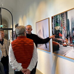Zlatko Kopljar führte mit Kurator Johannes Rauchenberger durch die Ausstellung 'AUSLÖSCHUNG', 23.11.2024