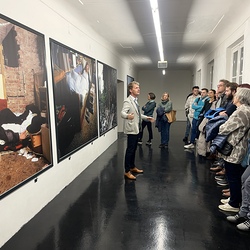 Führung mit Kurator Johannes Rauchenberger durch die Ausstellung 'Auslöschung' von Zlatko Kopljar