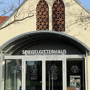 Außenansicht des fertiggestellten 'Spiegelgitterhaus Gleisdorf', das vom KULTUM aus betreut wird. 