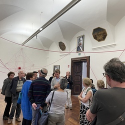 Lange Nacht der Kirchen 2024_'Nie wieder Krieg!'_Zenita Komad_Kuratorenführung. Foto: KULTUM