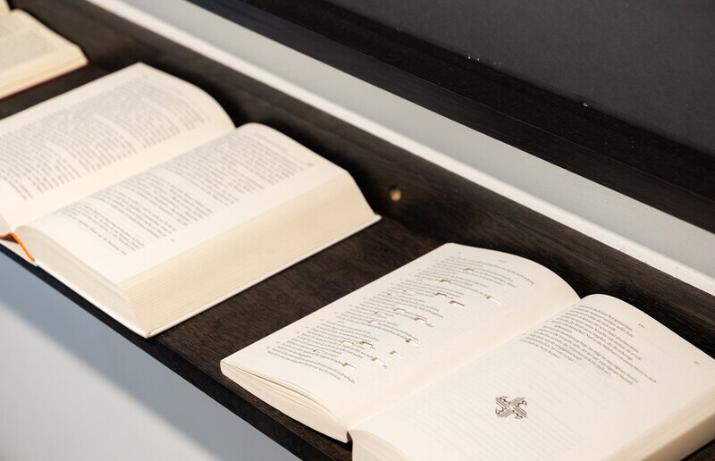 Jochen Höller, Wissen : Glauben, 2016, Collage, Papier auf Karton, gerahmt: 114,6 x 182,5 cm; Auf der Ablage: (Holz): 182,5 x 18 cm: Die Bibel, die Lehren des Buddha, der Koran, die Upanishaden, die Tora, KULTUMUSEUM Graz