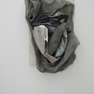 Michael Kienzer: ?Graues Verh?ltnis?, 2018,  verschiedene Metalle, Coutesy des K?nstlersaus: Michael Kienzer & Anneliese Schrenk: 'Was tun Skulpturen ohne Aufsicht?', KULTUMUSEUM im Spiegelgitterhaus Gleisdorf, 22. Mai bis 31. August 2026