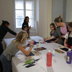 Paradieswerkstatt Malworkshop in der Ausstellung 'Innergärten und Trotzdemblüten' von Alois Neuhold Foto: KULTUM/Andrea Hopper