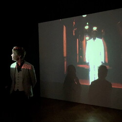 Zlatko Kopljar führte mit Kurator Johannes Rauchenberger durch die Ausstellung 'AUSLÖSCHUNG', 23.11.2024