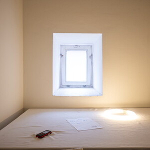 Werner Reiterer, * 1964 in Leibnitz (AT), lebt in Wien (AT), Draft for an Altar, 2009, Tisch, Tischtuch, Papier, Mobiltelefon, Neonröhre, Elektronik, Stuhl, 83 x 144 x 136 cm, KULTUMUSEUM Graz, aus: PROMETEHUS! (2010)